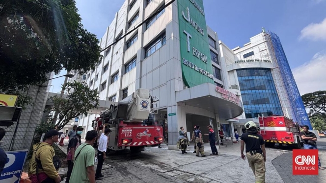 
 Garis polisi terpasang di salah satu sudut RSUD dr Soetomo Surabaya usai insiden kebakaran yang menewaskan seorang pasien. (Foto: RSS)