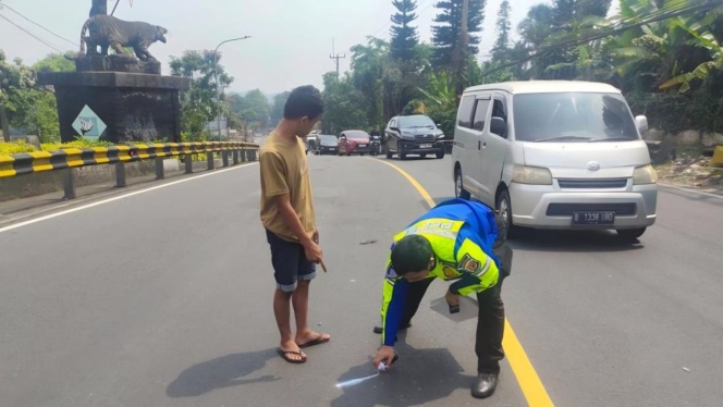 
 Petugas melakukan evakuasi di lokasi kejadian kecelakaan Tanjakan Selarong, Puncak, Bogor. (Foto: RSS)