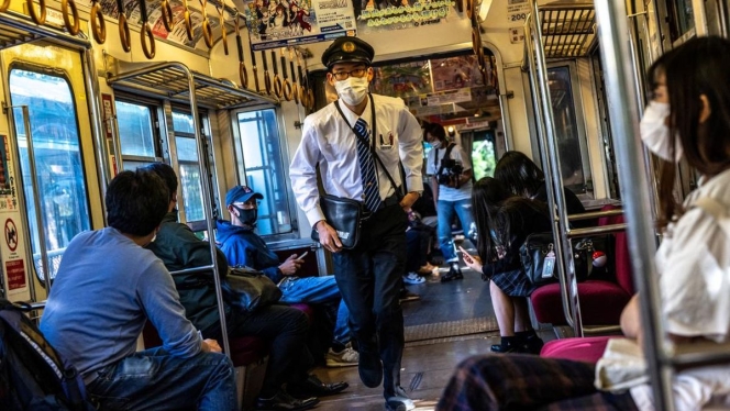 
 Petugas medis dan kepolisian melakukan evakuasi di stasiun terdekat Tokyo setelah laporan adanya gas misterius di dalam gerbong kereta api. (Foto: RSS)