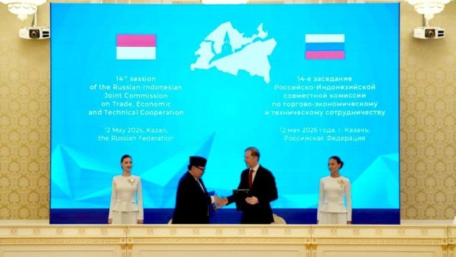 
 Menko Perekonomian Airlangga Hartarto saat menandatangani kesepakatan ekonomi strategis bersama Deputi Pertama PM Rusia Denis Manturov di Jakarta. (Foto: RSS)