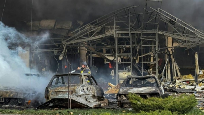 
 Kondisi bangunan yang hancur setelah rentetan serangan udara Rusia menghantam pemukiman di Ukraina jelang rencana gencatan senjata. (Foto: RSS)