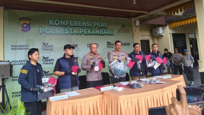 
 Aparat kepolisian saat merilis kasus pembunuhan berencana terhadap seorang lansia di Pekanbaru yang dilakukan oleh empat tersangka di bawah pengaruh ekstasi. (Foto: RSS)