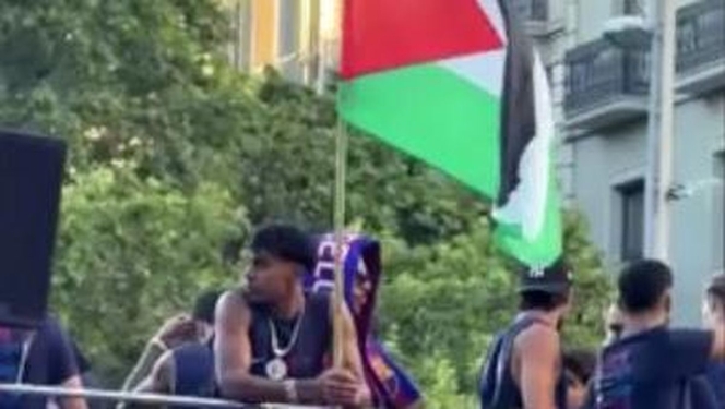 
 Aksi Lamine Yamal mengibarkan bendera Palestina saat parade Barcelona memicu kecaman dari Menteri Pertahanan Israel. (Foto: RSS)