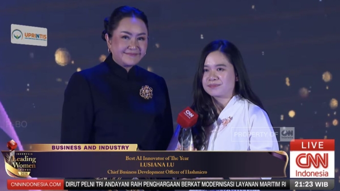 
 Lusiana Lu, CBDO HashMicro, saat menerima penghargaan Best AI Innovator of the Year di ajang CNN Indonesia Leading Women Awards 2026 di Jakarta. (Foto: RSS)
