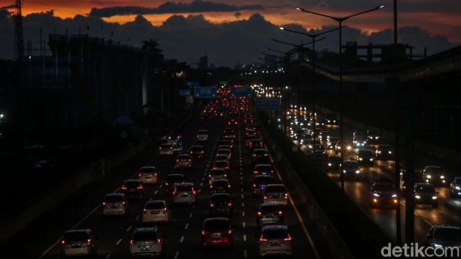 
 Kondisi kemacetan kendaraan di Tol Dalam Kota Jakarta saat diguyur hujan deras bertepatan dengan jam pulang kantor. (Foto: RSS)