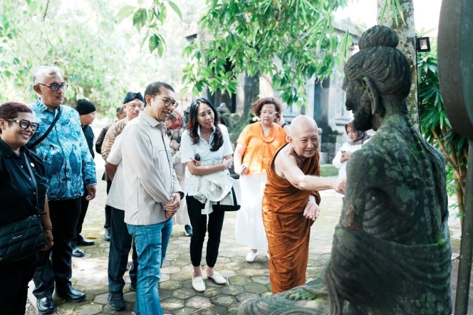
 Menteri Kebudayaan Fadli Zon saat meninjau kesiapan Vihara Mendut jelang Hari Raya Waisak sebagai bagian dari penguatan konsep Living Heritage di kawasan Borobudur. (Foto: RSS)