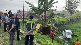 Kondisi mobil Toyota Avanza yang ringsek setelah dihantam KA Argo Bromo Anggrek di perlintasan sebidang Grobogan. (Foto: RSS)