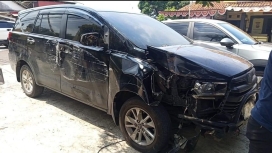 Petugas kepolisian melakukan olah TKP di lokasi kecelakaan yang melibatkan mobil dinas pejabat Pandeglang, Banten. (Foto: RSS)