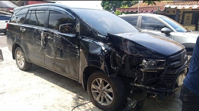 
 Petugas kepolisian melakukan olah TKP di lokasi kecelakaan yang melibatkan mobil dinas pejabat Pandeglang, Banten. (Foto: RSS)