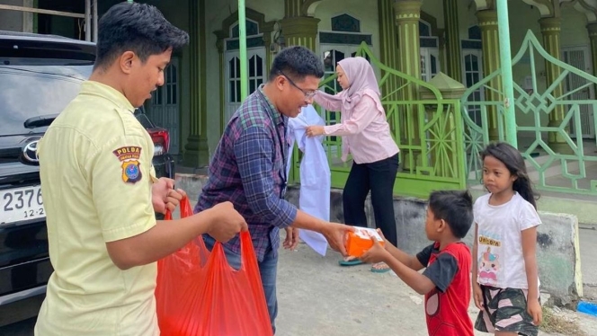 
 Proses penyaluran bantuan PT Pegadaian kepada warga di sekitar lingkungan masjid di Medan sebagai bagian dari inisiatif Pegadaian Peduli. (Foto: RSS)