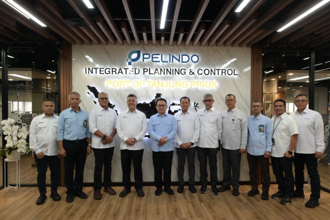 
 Kepala Staf Kepresidenan (KSP) Dudung Abdurachman saat meninjau langsung kesiapan sistem digital dan transformasi layanan di PT Pelindo. (Foto: RSS)
