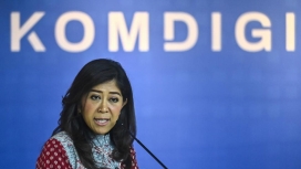 Menteri Komunikasi dan Digital Meutya Hafid saat memberikan keterangan terkait perluasan kebijakan perlindungan anak di ruang digital melalui pembatasan fitur komunikasi gim daring. (Foto: RSS)