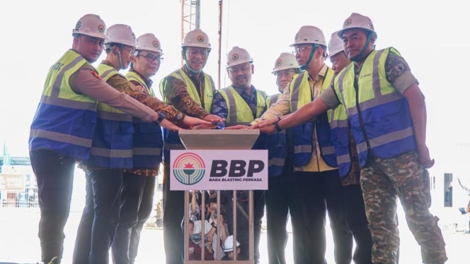 
 Bupati Gresik Fandi Akhmad Yani saat meresmikan pembangunan proyek Nitrate Complex PT Bara Blasting Perkasa yang diproyeksikan menjadi motor baru ekonomi daerah. (Foto: RSS)