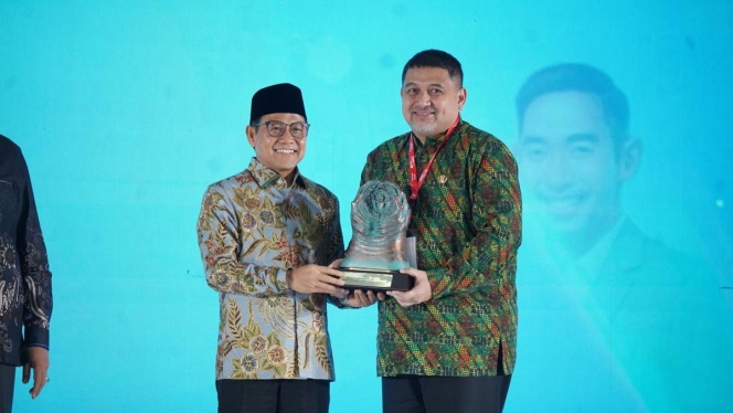 
 Wali Kota Makassar, Munafri, saat menerima penghargaan Paritrana Award 2025 atas komitmen perlindungan pekerja rentan. (Foto: RSS)