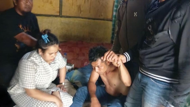 
 Aparat kepolisian saat melakukan rilis pengungkapan kasus pembunuhan lansia di Riau yang melibatkan konspirasi antara menantu dan eksekutor. (Foto: RSS)