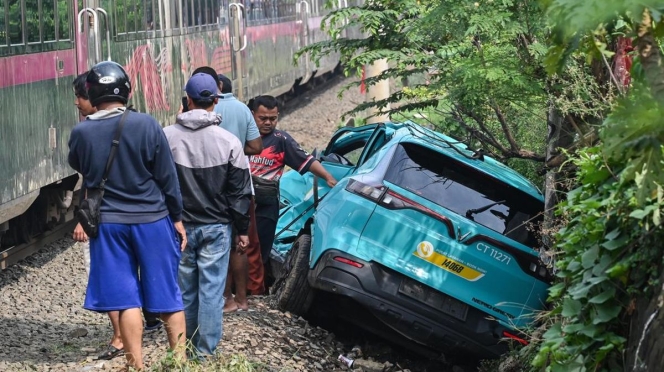 
 Aparat kepolisian saat melakukan olah tempat kejadian perkara (TKP) kecelakaan kereta api di kawasan Bekasi Timur. (Foto: RSS)