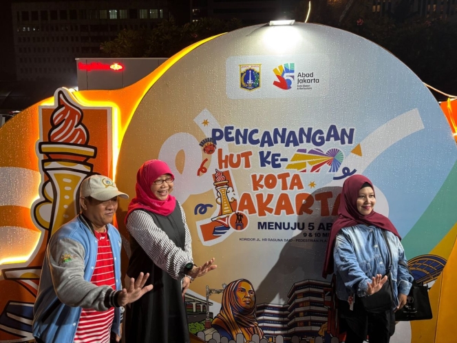 
 Warga Jakarta memadati koridor H.R. Rasuna Said dalam acara Pencanangan HUT ke-499 Jakarta dan kampanye lingkungan hidup meski cuaca hujan. (Foto: RSS)