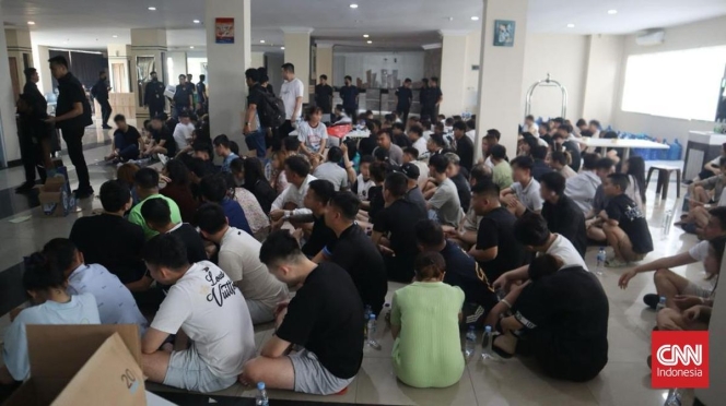 
 Petugas Imigrasi melakukan penggeledahan dan penyitaan barang bukti elektronik dalam penggerebekan sindikat penipuan online WNA di Batam. (Foto: RSS)