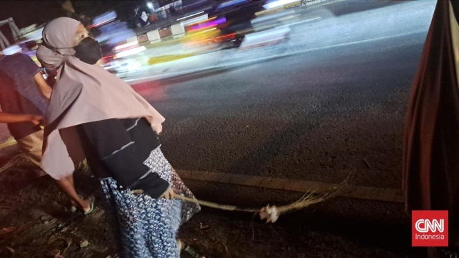 
 Potret aktivitas berbahaya penyapu koin di kawasan Jembatan Sewo, Indramayu yang memakan korban jiwa. (Foto: RSS)