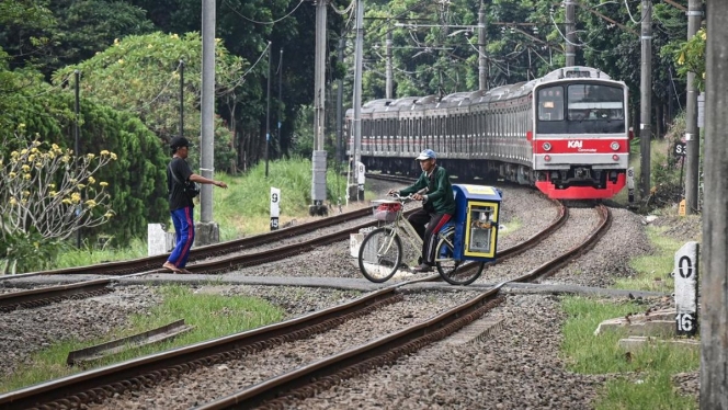 
 Petugas PT KAI saat melakukan peninjauan di salah satu perlintasan sebidang yang menjadi target revitalisasi untuk meningkatkan keselamatan perjalanan kereta api. (Foto: RSS)