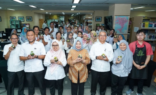 
 Pegawai Perpustakaan MPR RI saat mengikuti workshop seni terrarium sebagai bagian dari program Literasi Kreatif untuk penguatan nilai kebangsaan. (Foto: RSS)
