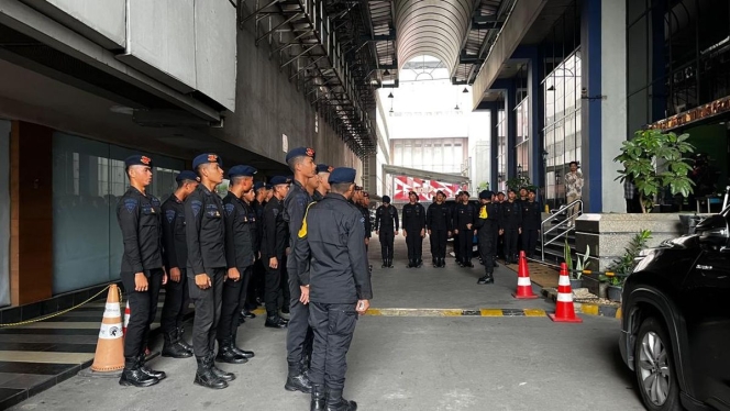 
 Personel Brimob Polri berjaga di depan sebuah gedung perkantoran di kawasan Hayam Wuruk, Jakarta Pusat, terkait penanganan kasus hukum besar. (Foto: RSS)