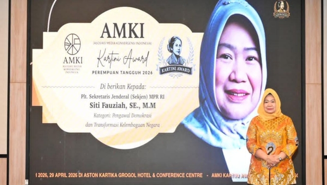 
 Siti Fauziah saat menerima penghargaan Kartini Award 2026 sebagai bentuk apresiasi atas dedikasinya kepada negara. (Foto: RSS)