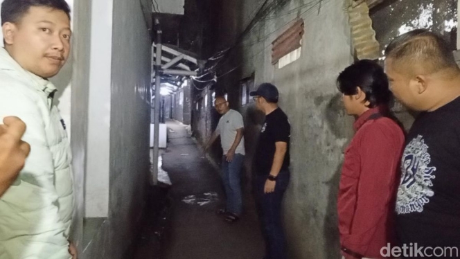 
 Petugas kepolisian melakukan olah TKP dan memeriksa rekaman CCTV terkait kasus dugaan penganiayaan mahasiswi Unpad di Sumedang. (Foto: RSS)