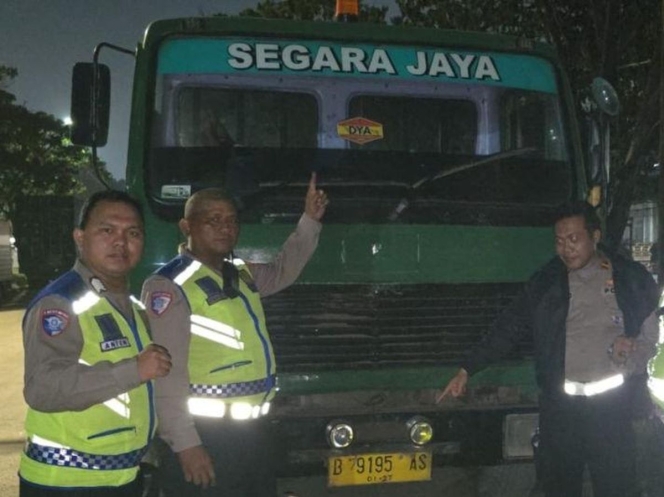 
 Aksi nekat truk trailer melawan arah di kawasan Cilincing yang berujung sanksi tilang oleh kepolisian. (Foto: RSS)