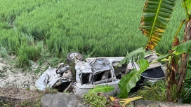 Kondisi mobil Toyota Avanza yang terpental ke sawah setelah tertabrak kereta api di Grobogan. (Foto: RSS)