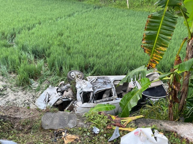 
 Kondisi mobil Toyota Avanza yang terpental ke sawah setelah tertabrak kereta api di Grobogan. (Foto: RSS)