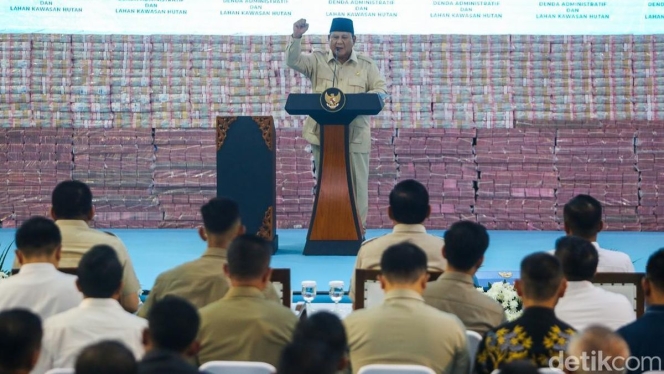 
 Prabowo Subianto saat memberikan keterangan mengenai rencana pengalihan aset mengendap di perbankan untuk program rakyat. (Foto: RSS)