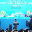 Presiden Prabowo Subianto saat meninjau lokasi pembangunan salah satu dari 13 proyek hilirisasi strategis di Cilacap, Jawa Tengah. (Foto: RSS)