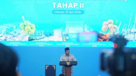 Presiden Prabowo Subianto saat meninjau lokasi pembangunan salah satu dari 13 proyek hilirisasi strategis di Cilacap, Jawa Tengah. (Foto: RSS)
