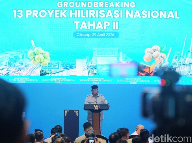 
 Presiden Prabowo Subianto saat meninjau lokasi pembangunan salah satu dari 13 proyek hilirisasi strategis di Cilacap, Jawa Tengah. (Foto: RSS)