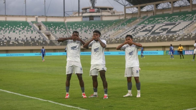 
 Plt pelatih PSM Makassar Ahmad Amiruddin saat memberikan instruksi kepada pemain di pinggir lapangan dalam laga lanjutan Super League. (Foto: RSS)