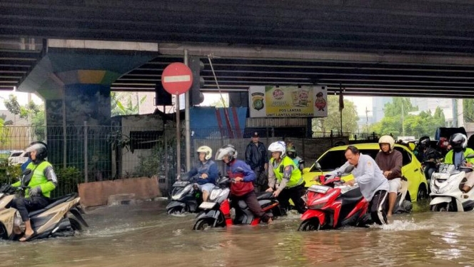 
 Kondisi arus lalu lintas yang terkunci total di kawasan Lampu Merah Puri Kembangan, Jakarta Barat, akibat genangan banjir pada Selasa pagi. (Foto: RSS)