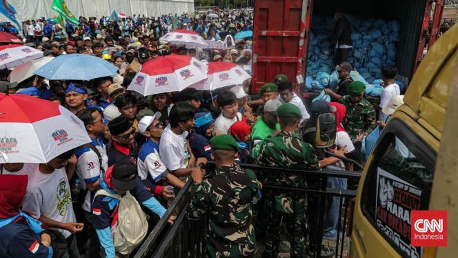 
 Antrean panjang ribuan buruh saat menerima paket sembako dari pihak Istana di kawasan Monas, Jakarta, dalam peringatan May Day 2026. (Foto: RSS)