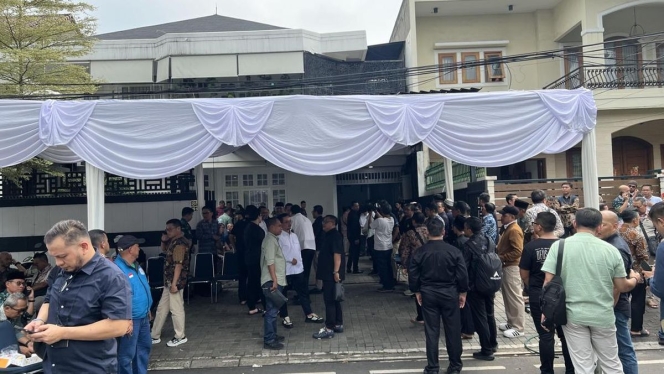 
 Deretan karangan bunga dari sejumlah pejabat memenuhi area depan rumah duka anggota BPK RI Haerul Saleh sebagai bentuk penghormatan terakhir. (Foto: RSS)