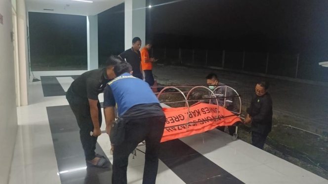 
 Garis polisi terpasang di salah satu area pondok pesantren di Gresik lokasi ditemukannya santri yang meninggal dunia. (Foto: RSS)