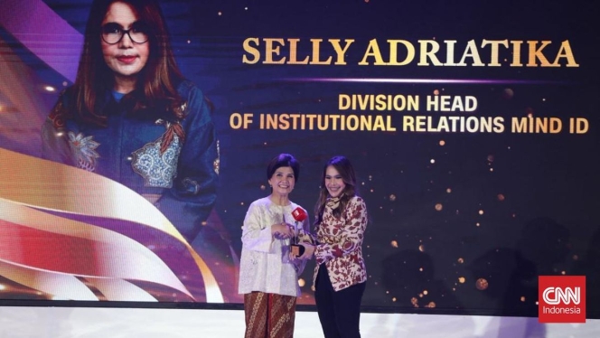 
 Selly Adriatika, Division Head of Institutional Relations MIND ID, saat dianugerahi penghargaan ESG dan Public Affairs Leadership. (Foto: RSS)