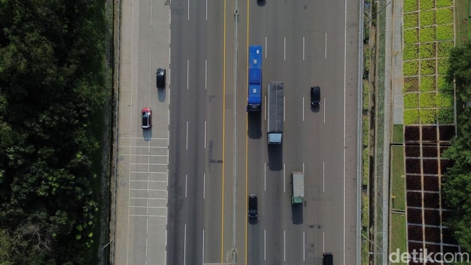 
 Petugas mengatur arus lalu lintas saat pemberlakuan contraflow di Tol Jakarta-Cikampek guna mengurai kemacetan akibat perbaikan jalan rutin. (Foto: RSS)