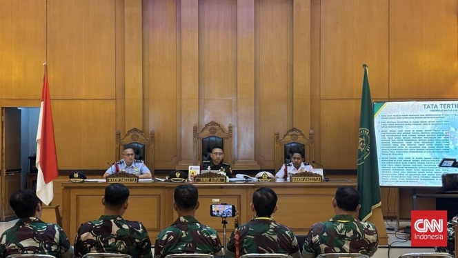 
 Kondisi pakaian aktivis Andrie Yunus yang hancur menjadi bukti kuat dalam persidangan kasus penyiraman air keras oleh oknum TNI di Pengadilan Militer Jakarta. (Foto: RSS)