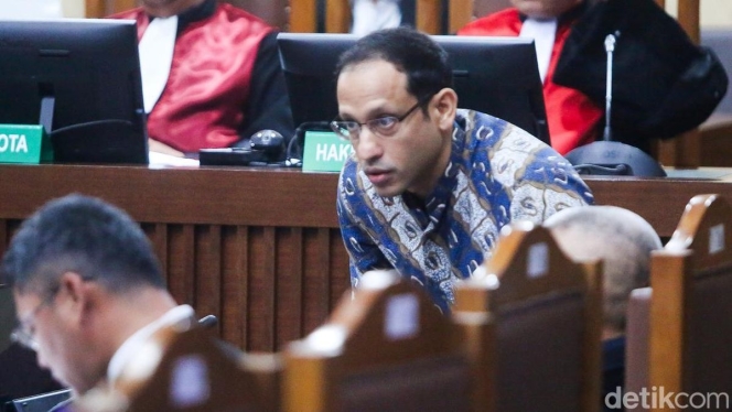
 Nadiem memperlihatkan gelang detektor yang terpasang di kaki sebagai bukti pembatasan ruang gerak selama status tahanan rumah dalam kasus Chromebook. (Foto: RSS)