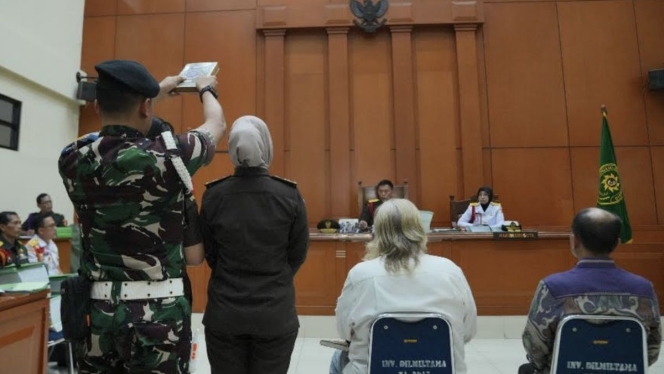 
 Leonardi memberikan kesaksian dalam sidang kasus dugaan korupsi pengadaan satelit slot orbit 123 derajat BT di Kementerian Pertahanan. (Foto: RSS)