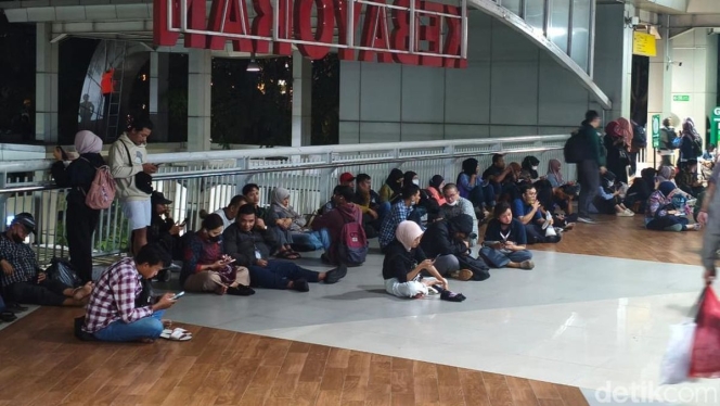 
 Kondisi penumpukan penumpang KRL Green Line di Stasiun Kebayoran akibat gangguan teknis dan banjir, Jakarta Selatan. (Foto: RSS)