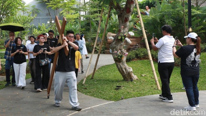 
 Suasana keramaian umat Kristiani yang melakukan wisata religi di Taman Doa Kasih Mulia Sejati, Jakarta Barat, saat libur Kenaikan Yesus Kristus. (Foto: RSS)