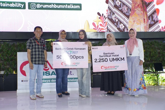 
 Sejumlah pelaku UMKM perempuan mengikuti pelatihan teknologi digital dalam acara Kartini BISA Fest yang diselenggarakan oleh Telkom Indonesia di Jakarta. (Foto: RSS)