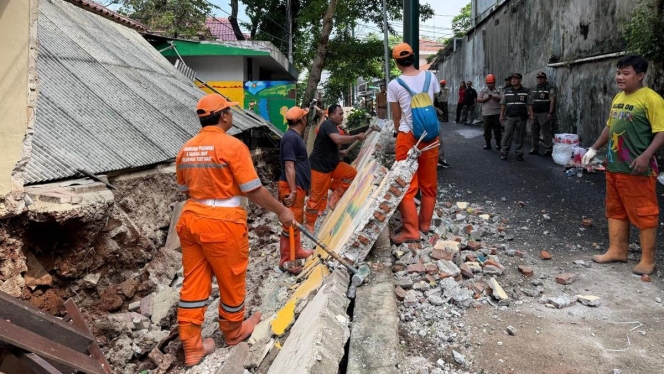 
 Petugas memeriksa sisa reruntuhan tembok SDN di Tebet Barat yang roboh akibat kondisi bangunan yang sudah lapuk. (Foto: RSS)