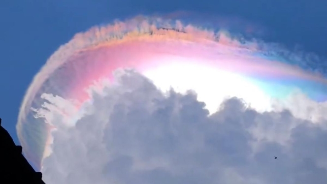
 Fenomena cloud iridescence atau awan pelangi yang terlihat menghiasi langit Jonggol, Kabupaten Bogor. (Foto: RSS)